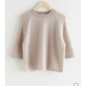 & other stories tröja 🫶🏻 - Så fin stickad från & other stories! Slutsåld och i så fint skick🩷säljer pga att jag inte får användning av den. Nypris är 790kr. Kom med prisförslag 