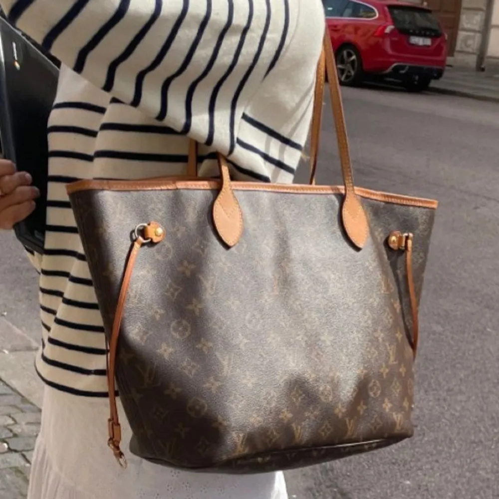 Neverfull MM monogram modellen i färgen beige. Kommer med dustbag. Rensar min garderob därför säljer jag arnas superfin och i mycket bra skick med inga defekter. Har inte kvitto då de va en present! 28 x 14 x 31 cm. Bara seriösa skriv.. Väskor.