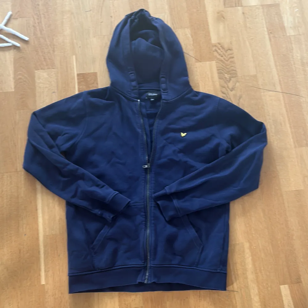 Säljer också den här zip från lyle & scott som har använts ett par gånger. Storlek på tröjan är 15-16 år eller S👍🏼. Hoodies.