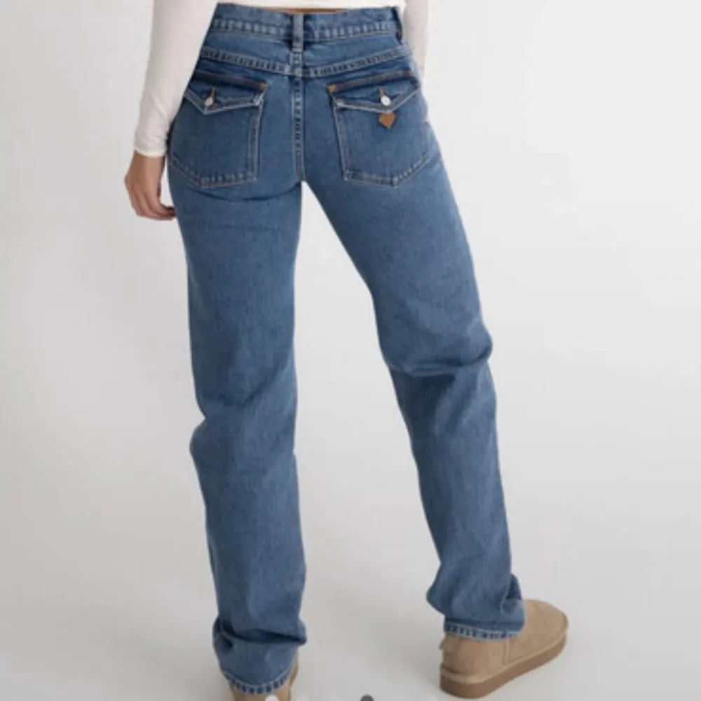 Säljer dessa super fina jeans som jag älskar!! Har bara haft på mig de 1 gång. Säljer pga att de är lite tajta på mig (nypris 999kr) storlek 29, skriv för fler bilder. Farkut & Housut.