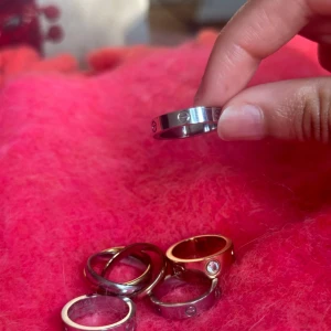 Ring  - Säljer flera snygga ringar i färgen silver. Storlek 50.