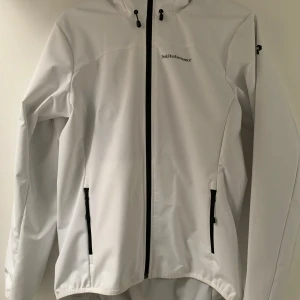 Peak Performance Ebba jacka - Fint skick men med några små små fläckar se bild.  Vind och vattentät. 