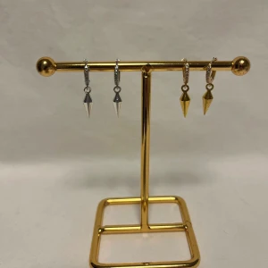 Örhängen  - Väldigt fina örhängen! Finns i guld och silver.  Köp för 89kr Eller 169kr/paret. Modell 145 Smyckes ställningen finns även att köpa för 299kr!