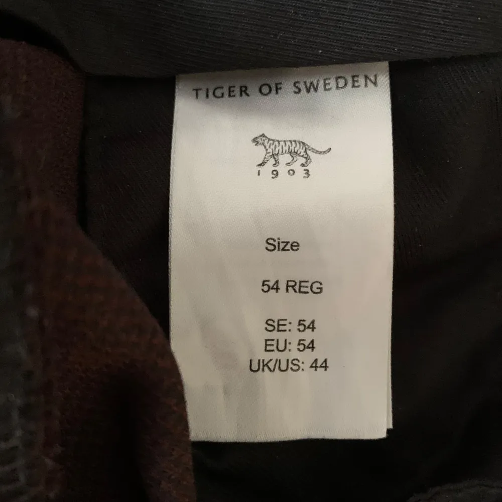 Kostym från Tiger of Sweden i modellen Sarasso 5. Färgen är vinröd/brun rutig Kavajen är i storlek 48 Byxorna i storlek 54 Endast använd ett par gånger.. Kostymer.