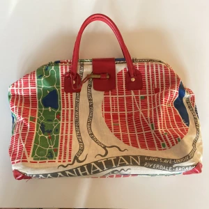 Josef Frank för Svenkt Tenn - Klassikern från Svenskt Tenn som inte längre finns i butik. Manhattan av Josef Frank. Kanske att man kan hitta små tendenser till slitage om man synar noga…  Använd vid två enstaka tillfällen. Således i superfint skick.  Mått: ca 46 cm längd, höjd 32 cm, med handtagen 42 cm höjd.       Finns på Telefonplan, Stockholm