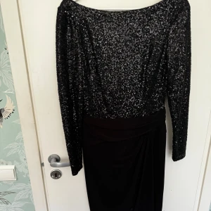 Paljettklänning Ralph lauren  - Jättefin knälång paljettklänning från Ralph Lauren i storlek 8 (40). Figursydd och i stretchigt material nertill. Dragkedja baktill. Köpt på Zalando för några år sedan och är i  väldigt fint skick. Nypris 2000kr