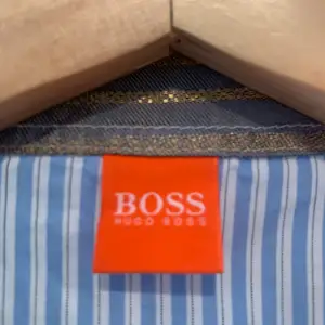 Boss (Hugo Boss) otroligt fin unik skjorta i härlig stretchig kvalite med fina detaljer. Skicket är väldigt bra. 