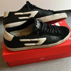 Diesel skor - Ett par Diesel sneakers köpta förra året för 2000 kr. 9/10 skick och sparsamt använda. Kan enkelt säga att det är de skönaste skorna jag har haft på mig. Det är bara att skicka ett meddelande om du har några frågor😊 Sko boxen ingår