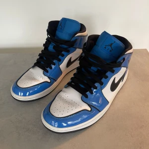 Air Jordan 1 mid - Air Jordan 1 mid SE ”signal blue”. Sparsamt använda i bra skick. 