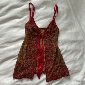 Leopard topp - Skit söt leopard topp/nattlinne som funkar as bra med något under, med röda detaljer som är öppet i magen som knyts vid bröstet, lite genomskinligt men  sitter som en SMÄCK⭐️🐆
