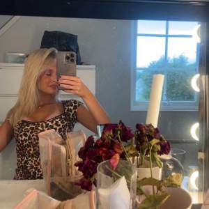 Hej jag säljer min leopard topp från Nelly då jag inte fått någon användning av den. Storlek XS Den är använd ett fåtal gånger, så den är som ny🫶🏼✨ Kom privat för mer bilder 