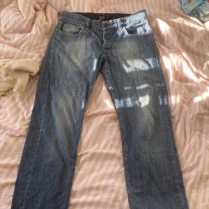 Low waist jeans - As snygga jeans i perfekt skick, skit snygg wash och typ ljusblåa. Köp gärna via plick! Köpt e köp. Midjemått: 39 Innebrndlängd:82