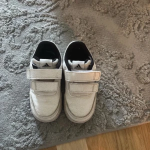 Adidas skor barn - Helt ny inga skador