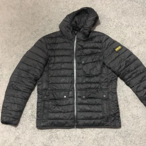 Barbour jacka  - Haft den länge men jag har inte använd den många gånger bra skick 