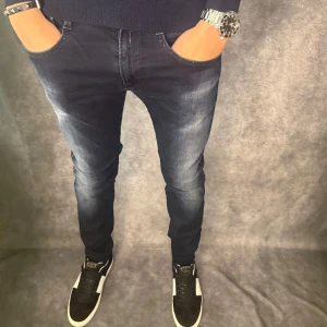 Replay anbass jeans  - // Replay anbass jeans | Storlek W32/L32 (sitter som 31/32) | Benlängd: 104cm / Midja: 41cm | Nypris runt 1800kr | Kontakta för fler frågor eller funderingar // Deluxecloset