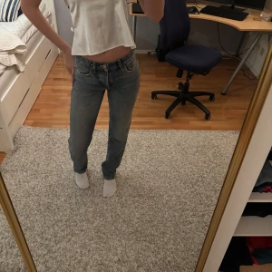 Zara mid jeans - Säljer min jättefina jeans från Zara ( mid rise), storlek 32💘