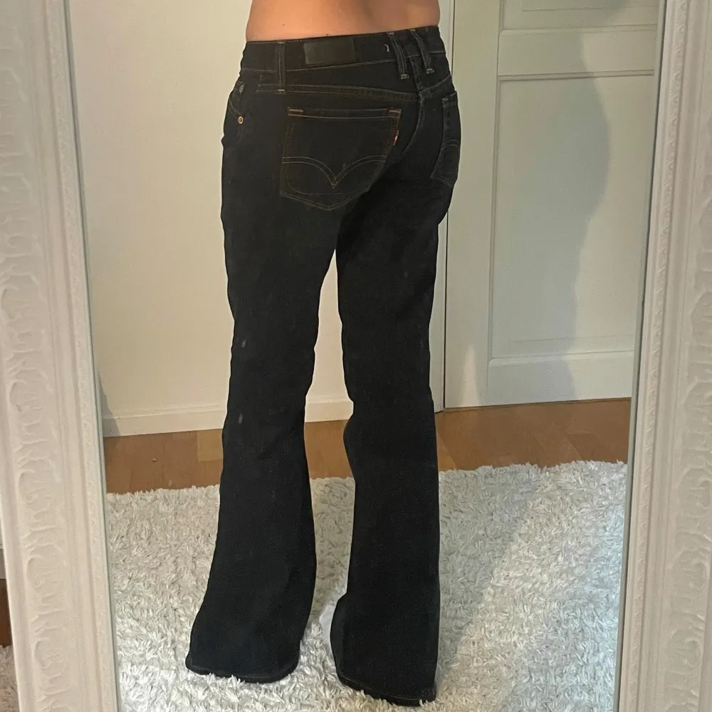 Lågmidjade utsvängda jeans från Levis! Midjemåttet är 37.5 cm tvärsöver och innebenslängden är 76 cm. Frakt tillkommer på 80 kr och betalning sker direkt via swish 💋. Jeans & Byxor.