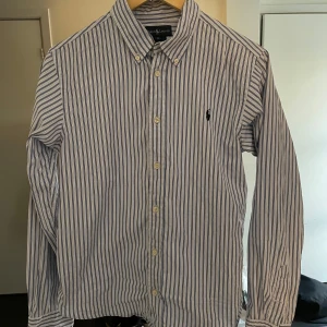 Ralph Lauren skjortor/ Tommy Hilfiger - Skjortor i fint skick för barn/ungdom Storlekarna är Ralph Laurens egna barnstorlekar. Alla skjortor för 800kr eller 200kr per skjorta.