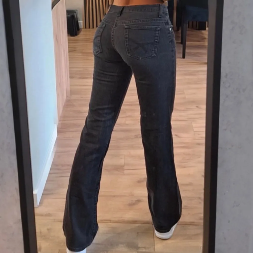 Lågmidjade bootcut jeans från big star. Jeansen är vintage och är aldrig använda, väldigt bra skick!  Midjemått: 36cm Innerbenslängd: 82cm. Jeans & Byxor.