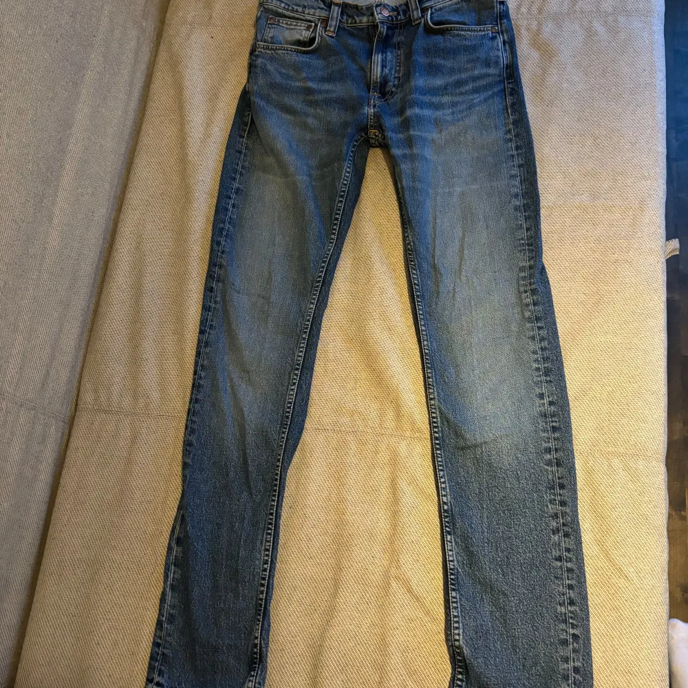 Säljer ett par nudie jeans jag aldrig använt beställde hem dom för lite för stora tyvärr men dom är väldigt snygga o sitter skönt på. . Jeans & Byxor.