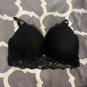 Svart spets BH - Svart BH med spets i storlek 75B från H&M!
