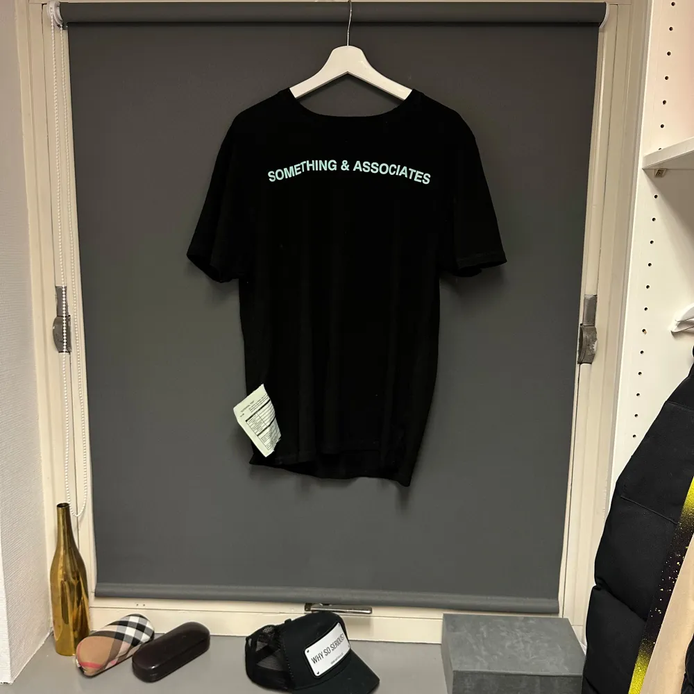 Svart t-shirt från Off-White med deras ikoniska pilar i mintgrönt på baksidan. Går att vända in och ut så man får 4 olika sidor. Bra skick! Storlek M. Märkeströja. . T-shirts.