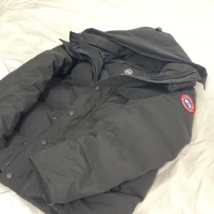 Canada Goose jacka - Storlek M knappt använd, suveränt skick.