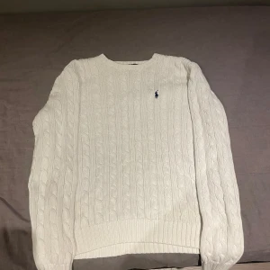 Stickad Ralph Lauren Tröja - Tröjan är i bra skick och har inga skador. Strl S men passar också Xs. Skick 8/10