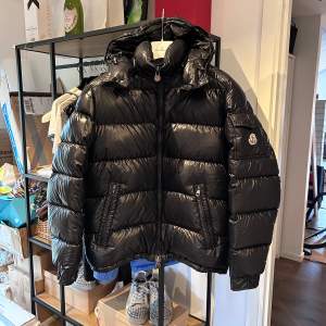 Moncler maya i väldigt bra skick, lite skavsår på höger arm och översta ryggen. Svart 2019 modell i storlek 3 - M, nypris 18.000 mitt pris 7000 men tar emot rimliga bud! Bara att skriva vid frågor eller funderingar, över 70 refs från nöjda kunder!