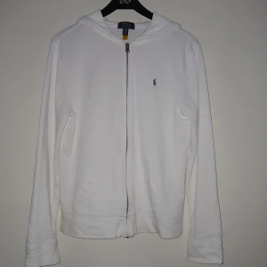 Ralph lauren zip hoodie - Säljer för den inte passar. Skicket är minst 9/10. Den är köpt från ralph laurens hemsida, jag har kvitto.