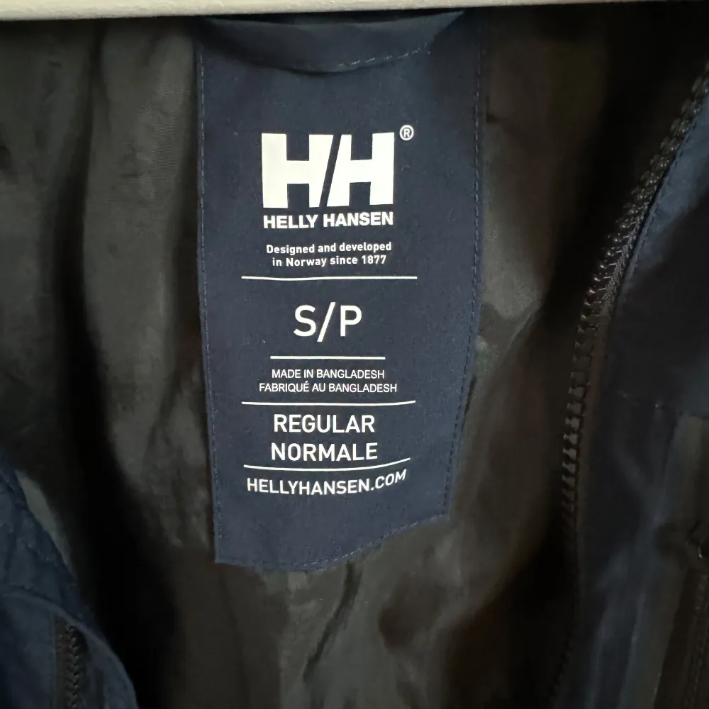 Helly Hansen jacka i fint sick. Använd som en regn jacka i somras. Det finns inga skador eller liknande på jackan. Tveka inte på att höra av dig vid frågor eller funderingar.. Jackor.