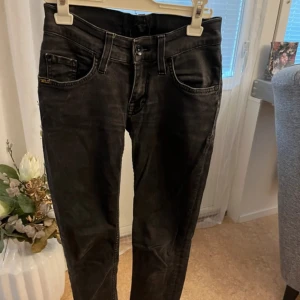 Svarta Tiger of Sweden vintage Jeans - Okej tjejer nu har jag äntligen gått igenom min jeans låda och bestämt mig för att göra mig av med byxor som inte passar 🥺💕 Dessa är i vintage från Tiger of Sweden i storlek W24 L32