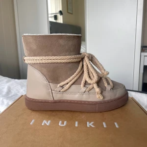 Inuikii skor - Sparsamt använda skor med få små repor som knappt syns. Skorna är i storlek 36 men passar även för de som vanligtvis har storlek 37. Säljer dem då jag inte använder dem så mycket. Är du intresserad så kan jag skicka fler bilder på skorna privat🤎