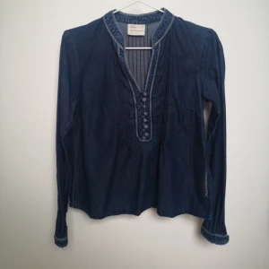 Denim Blus från Peak Performance  - Blå Denim Blus från Peak Performance. Storlek S. Mycket fint skick. Köparen står för frakten. 