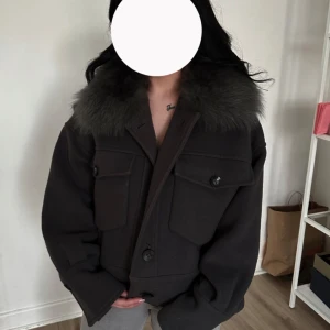 meotine jacka - säljer min meontine kappa eftersom den ej kommer till användning längre, anmärkningar nedan, annars väldigt bra skick😊 anmärkningar: en knapp som hänger löst (fixas innan leverans) + saknas en knapp 