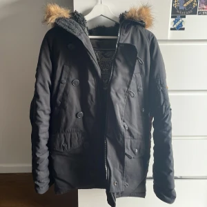 ALPHA industries jacka  - Säljer nu denna ALPHA industries jacka som ej kommer till användning längre, hör av dig vid fler frågor