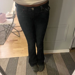True religon jeans  - Jag säljer nu mina true religon jeans. Jag köpte det o vintras men tyvärr har det inte kommit till användning. Köpt för 1100.Det är som helt nya köpte jeansen på best of brands. Inga skador heller. Strl 25. Jag har ofta strl 36 eller 38 i jeans.
