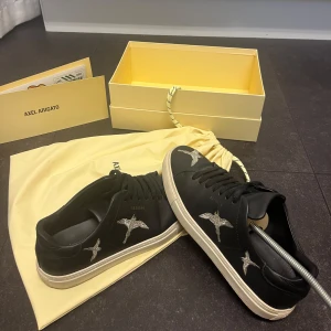 Artigato skor - Arigato skor i storlek 39. Använda ett fåtal gånger så är i väldigt bra skick. Allt som följde med när jag köpte har jag kvar och skickar med (orginalkartongen, klistermärke, påsen) Köpta för 2400 säljer för 1050!! Hör av er vid frågor💞💞