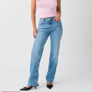 Mid straight jeans GinaTricot  - Ett par blåa jeans i storlek 36 från GinaTricot. Byxorna är avklippta (se bild), de passar på mig som är ca 165 cm lång. Byxorna är i mycket bra skick, nästan aldrig använda.