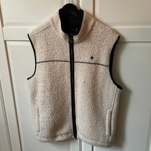 Morris Väst - Tja säljer denna riktigt schyssta fleece väst från morris! Är i storlek L och i bra skick, inga defekter eller sånt. Hör av er vid frågor!