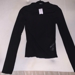 Svart tröja - Svart genomskinlig tröja från ginatricot , helt ny med halva prislappen kvar☺️