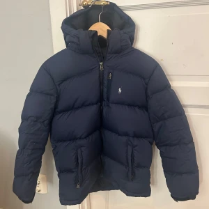 Ralph Lauren Vinterjacka  - Super fin jacka i bra skick från Ralph Lauren, fin puffetjacket/ dunjacka 🍂 Storlek 164-170 men passar mig som vanligen har XS/S  Nypris 3500 🍂🍂 