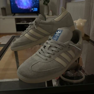 Adidas samba - Säljer nu mina sambas som är slutsålda överallt!! Använda fåtal ggr i nyskick. Skriv vid frågor och funderingar:)