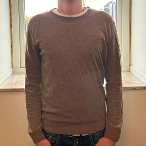 OSCAR JACOBSSON TRÖJA - Fet  stickad tröja i kashmirblandning från Oscar Jacobsson, i mycket bra skick! Storlek M, nypris 1400!