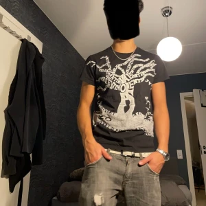 valentino t shirt - säljer nu min feta valentino t-shirt. den e ganska använd o de kan man se på trycket men den är fortfarande fräsch o har inga hål eller fläckar elelr så. köpt i tyskland i en vintage butik, har scannat qr kod o den funkar och har jämfört mellan samma