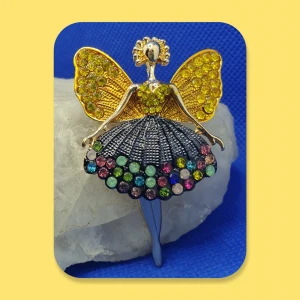 Brosch/Hänge - Ängel - Brosch Ängel oanvänd som även går att använda som hänge till halsband mått är: 6.2 × 4 cm. ✨️Titta igenom alla mina upplagda och köp fler saker i bundle för att spara på frakten och få allt du köpt i ett och samma paket✨️