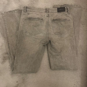 Gina jeans!! - Gråa Gina jeans, midjemått rakt över är 37cm, innebenslängden 70cm/ str 158💝bra skick på jeansen pris kan diskuteras! 