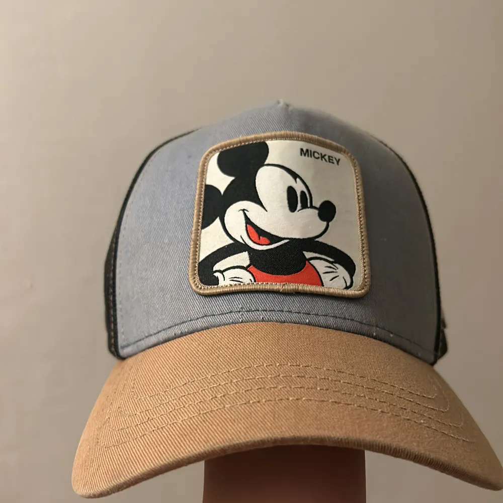 En Mickey Mouse keps.  Knappt använd. Haft i ungefär 1 år. Inga fläckar eller smuts på den. Mycket bra skick.. Accessoarer.