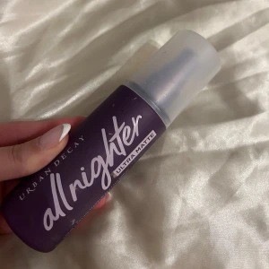 Urban Decay All Nighter Ultra Matte - Säljer en Urban Decay All Nighter Ultra Matte settingspray. Perfekt för att hålla sminket på plats hela dagen med en matt finish. Helt oanvänd. 