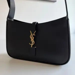 Hi, I hope you're doing well! it's in excellent condition (but has a defect - read below), it was bought for much more expensive as a gift. there's a little bargaining, there's a small defect that's visible if the bag is empty, if there's a lot of stuff in it, it's not visible (I went to the repairman and paid him $100 to fix the problem, he did it and said that now it only takes time, when the bag opens and closes many times, it will pass, contact me if you're interested! 